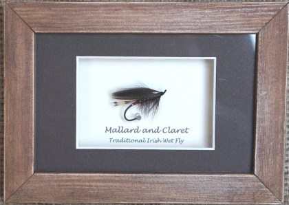 Sztuczna mucha wędkarska Mallard and Claret Traditional Irish Wet Fly w drewnianej ramce